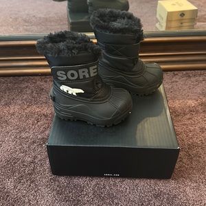 Sorel toddler snow boots in like new condition